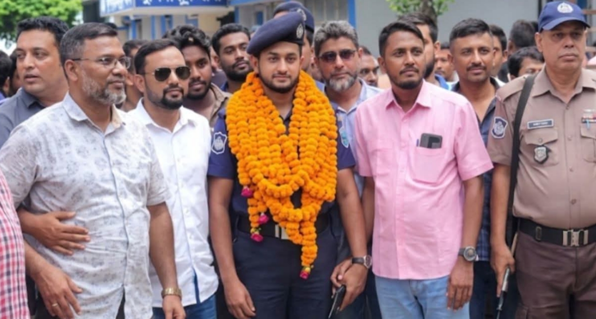 ফুলের ভালোবাসায় বিদায় নিলেন হরিরামপুর থানার ওসি মোহাম্মদ আফজাল হোসাইন